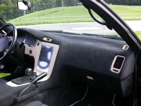 Всички уреди по таблото на колата са заменени от три монитора с touch screen дисплей