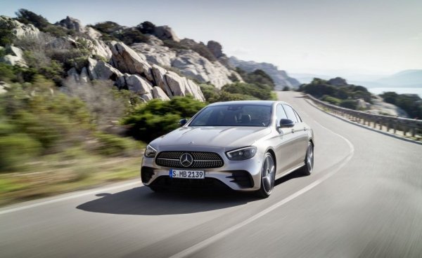 При представителните седани е трудно да се каже каква част от спада е заради коронакризата, и каква е подядена от непрекъснато растящия сегмент на кросоувърите. При Е-класата спадът е 28%. 
