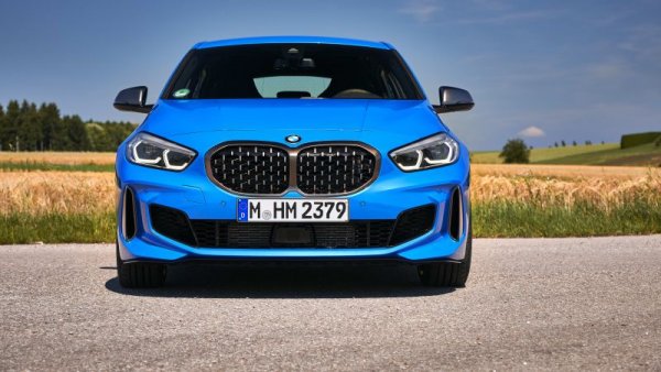 Умерените 17% спад за "единицата" на BMW. При нея, както и при повечето други модели, през февруари вече се усеща ефектът от недостига на полупроводници и принудително намалените доставки. 
