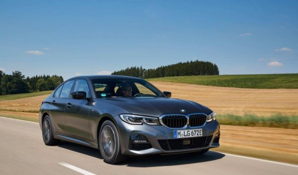 Не е никаква изненада, че "тройката" - най-класическият модел на BMW - е и най-продаваната кола на марката в Европа. Изненада е само, че не е на първото място. Спадът на годишна база тук е 32 на сто. 
