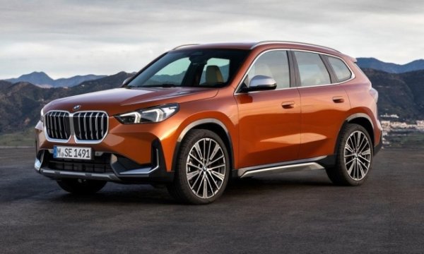 От години това е един от водещите модели на баварската марка. X1 е дълъг 4500 мм, широк 1845 мм, висок 1642 мм и междуосие от 2692 мм. Багажникът е с вместимост от впечатляващите 540 литра. Предлагат се три дизелови двигателя. Започваме с sDrive18d с 2.0-литров двигател, гарантиращ мощност от 150 коня и автоматични скорости. Разходът е около 5,5 литра на сто.&nbsp;
Следва xDrive20d със задвижване на четирите колела. &nbsp;Моторът осигурява 163 к.с. с разход от 4,7-5,3 л/100 км. Подпомаган е от малката 48 V батерия при меката хибридна система.&nbsp;
И накрая, идва xDrive23d. Той е напомпан с 211 к.с., но разходът не мърда от 4,7-5,3 л/100 км, което е топ! Цените в Европа съответно за трите модела тръгват от 43 200, 48 600 и 51 600 евро.