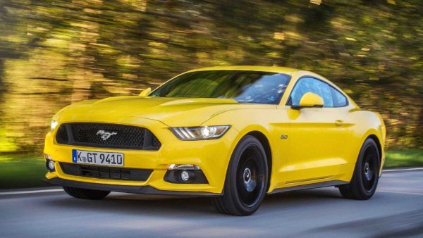 Докато конкурентите му като Chevrolet Camaro си взима почивка за няколко години, Ford Mustang си носи името непрекъснато от 1964 г. За името няма какво много да се каже, обяснява се с поглед към емблемата на кончето върху радиаторната решетка. Във Ford явно се връщат и към изтребителя P-51 Mustang от Втората световна война. 10-милионният Mustang слезе от поточната линия през август 2018 година.

