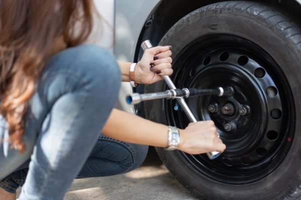 Можете да закупите цели колела и сами да ги &bdquo;преобуете&ldquo; (необходими са ви само крик и гаечен ключ). Не можете обаче сами да балансирате колелата. Тази операция трябва да се извърши в сервиз за гуми.
