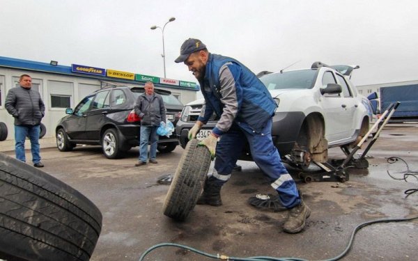 Късно вечер или рано сутрин някои (особено по-нови) работилници за гуми са готови да платят за вашето ранно ставане с 20-30% отстъпка. Факт е, че това може да наруши дневния ви график или режим, но пък подобна отстъпка от цената определено си заслужава.
