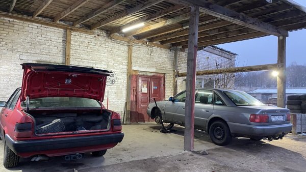 Цената на работа в гумаджийница, разположена на 10-20 км от голям град, може да бъде с 10-20% по-ниска. И едва ли уменията на механиците там са по-лоши от на тези в града. Все пак внимавайте, ако автомобилът ви е със специални колела, които се срещат по-рядко и изискват специфични умения и инструменти за свалянето им.
