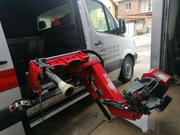 В последното време много популярна услуга, предлагана от големите вериги за продажба и смяна на гуми, е изпращането на мобилен екитп на адреса на клиент. Това, разбира се, струва повече, но ако се съберете няколко души, голяма е вероятността да получи отстъпка. Тя ще варира в зависимост от броя на автомобилите, а използването на тази услуга спестява не само пари, но и време. 

Проблем в случая е, че не всички мобилни механици имат машина за балансиране на колела, която е точно калибрирана.
