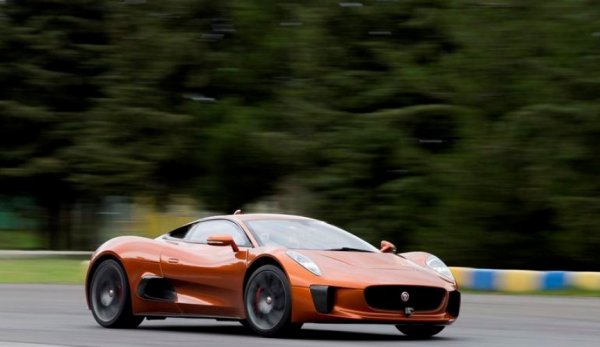 Jaguar има опит със създаването на спортни автомобили, а в случая залага на хибридно задмижване с мотор на всяко колело и малки газови турбо-двигатели, чиято цел е увеличаване на пробега. Машината, разработена съвместно с компанията Williams Advanced Engineering от Формула 1, развива 321 км/ч, а само на ток може да измине до 50 км.

Идеята на британците е Jaguar CX-75 да се изправи срещу Ferrari и Lamborghini, но при цена от 700 000 паунда това е невъзможно. Машината се появява във филма "Спектър" от поредицата за Джеймс Бонд, но там се задвижа от старомоден  5.0-литров V8 двигател с мощност от 550 к.с. от модела F-Type.