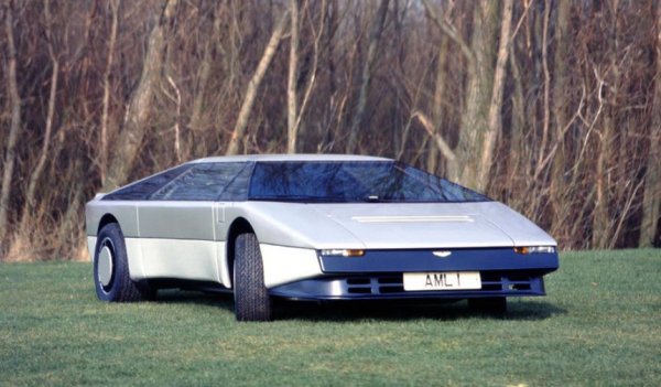 Дизайнерът Уилям Таунс е автор на клиновидния Aston Martin Bulldog, който трябва да излезе в ограничена версия от 25 бройки. Всяка от тях е оборудвана с 5,3-литровия V8 двигател с 2 турбини на марката, развиващ 600 к.с. и максимална скорост от 382 км/ч. Доста оптимистична прогноза, още повече, че проведените тестове показват скорост от 309 км/ч.

Салонът на Bulldog представлява комбинация от кожа и високотехнологични LED-сензорни екрани. Идеята е колата да се хареса на богатите купувачи от Близкия изток, но през 1981 г. ръководството на Aston Martin се сменян и новият шеф Виктор Гаутлет спира автомобила, чиято цена по това време е 250 000 щатски долара.
