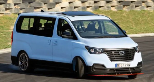 &bdquo;Дрифт ван&ldquo; е идея, която дори Холивуд не е мечтал за третата част от франчайза &bdquo;Бързи и яростни&ldquo;. И така, Hyundai Australia отиде и го направи като взе осемместен ван и вкара 3,5-литров битурбо V6 двигател с 402 к.с. Колата е със задвижване на задните колела.

Добре, значи е еднократна версия. И всъщност вече не се допуска за движение по обществените пътищата.
