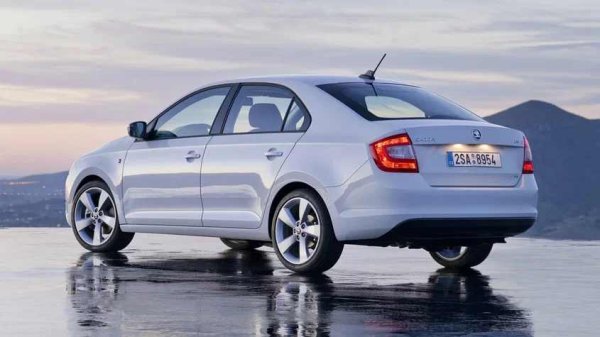 След актуализацията през 2015 г., Rapid получи атмосферни двигатели 1.6 CWVB и CWVA (90 и 110 к.с.). И двата често започват да консумират масло още при малък пробег. Същият проблем е типичен и за турбокомпресорния двигател 1.4 TSI CAXA, който се използваше в първите години от производството на модела.

Какво да се направи

При двигателите с атмосферно пълнене проблемът най-често е свързан с износване на буталата или водачите на клапаните. В зависимост от степента на повредата се извършва или ремонт, или се подменя цялата глава на цилиндрите - тя е обединена с изпускателния колектор.

При турбо версията, основният източник на разход на масло е лошата конструкция на буталата и пръстените. Единственият начин да се поправи ситуацията е основен ремонт с подмяна на буталната група. За да се отложат сериозните ремонти, е необходимо да се използва само висококачествено масло и да се сменя по-често от предписаното в регламента.
