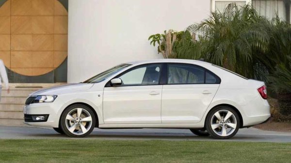 Във версиите на Rapid с атмосферни двигатели е монтирана 6-степенна хидромеханична автоматична скоростна кутия Aisin. Тя като цяло е надеждна и би трябвало да издържи до 300 000 км, но с течение на времето може да започне да "рита" при смяна на предавките, а при вече по-голям пробег - да премине в авариен режим.

Какво да се направи

Най-често проблемът се появяват при пробег от 120 000-140 000 км поради остаряло трансмисионното масло. Въпреки че производителят препоръчва смяната му на всеки 90 000 км, на практика е по-добре да се прави два пъти по-често - така скоростната кутия ще издържи по-дълго. Преминаването към авариен режим обикновено се причинява от прекъсване на окабеляването между блока за управление и клапаните.
