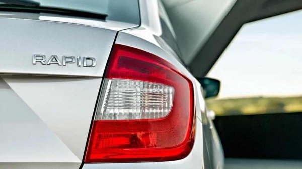 Във версиите с турбо двигател е инсталирана 7-степенна роботизирана DSG трансмисия (версия DQ200). Още при пробег от 80 000-100 000 км може да се появят потрепвания при смяна на предавките, забавяния при включване на предавки или задната излиза от строя. "Рисковата група" включва автомобили, които често попадат в задръствания и интензивно ускоряват и спират.

Какво да се направи

DSG трансмисията със "сухи" съединители е чувствителна към натоварвания и прегряване. Особено слаби места са бързо износващите се съединители и ненадеждната вилка за включване на шеста и задна предавка в ранните версии на скоростната кутия (по-късно дизайнът е подобрен). Възможни са и повреди в мехатроника. За да удължите живота на скоростната кутия, трябва да избягвате резки потегляния и редовно да адаптирате трансмисията.
