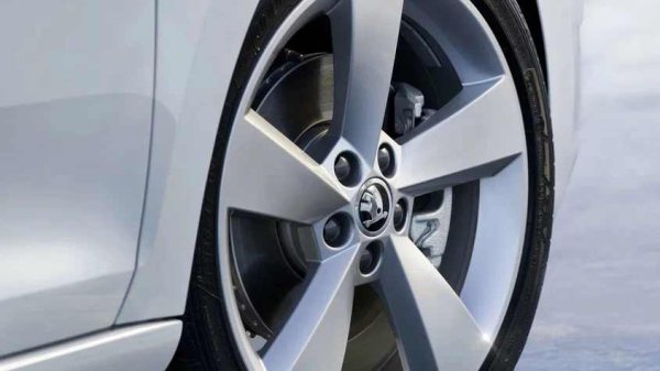 При около 50 000 км, Rapid може да започне да вибрира, което се появява само когато натиснете газта и изчезва веднага след като отпуснете педала. Най-често това показва износване на едно от вътрешните карета на полуоската, разположени от страната на скоростната кутия.

Какво да се направи

За да предотвратите преждевременно износване, е необходимо редовно да проверявате маншоните на каретата. Ако се появят пукнатини или разкъсвания, те трябва да се сменят незабавно, преди да попаднат мръсотия и влага. Ако карето вече е счупено, ще трябва да се смени. По-добре е да се монтира оригинална част - евтините аналози, като правило, бързо се повреждат.
