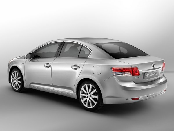 Дизелите също са три - 2.0 D-4D(126к.с.); 2.2 D-4D(150 к.с.) и 2.2 D-CAT(177 к.с.). Средният разход на гориво е съответно 5,1; 5,5 и 5,9 литра на 100 км.(за моделите с ръчна трансмисия)