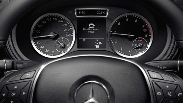 С всяко ново поколение на автомобилите на Mercedes-Benz системата за контрол на състоянието на шофьора става все по-съвършена. Но, каквото и да се говори за нея, тя няма как да разбере как се чувства човекът зад волана. Той трябва да бъде крайно неадекватен, за да може компютърът да му казва, че му е нужна почивка. Много шофьори, когато са уморени или под напрежение, карат с повишено внимание.

Разбира се, тук не става дума да се управлява автомобил в сънено състояние, тъй като тогава нито една система за контрол не може да помогне. В случая шофьорът трябва да поспи или да изпие чаша кафе, като решението си е изцяло негово.