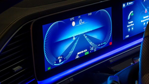 Хората вече свикнаха с цифровите приборни панели, но при своите последни модели Mercedes отиде още по-далеч и представи 3D-дисплей. Така приборите вече не са плоски, а обемни. Вярно е, че не трябва да се използват 3D-очила както в кината, тъй като изображението се формира автоматично и се настройва според положението на очите на шофьора, като за това помагат камери в салона.

Всичко това обаче е напълно излишно, когато водачът се нуждае единствено от информация за скоростта, оборотите на двигателя или за обема на оставащото гориво. Не е ли прекалено сложно, след като автомобилът разполага с проекционен дисплей. Подобно решение само ще разсее допълнително шофьора. Все пак това не е информационно-развлекателна система, която има различни функции.