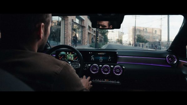 При някои марки има система за управление с жестове, която е напълно излишна, а при Mercedes това се отнася за гласовото управление, като причините са няколко. На първо място, тя невинаги е удобна, тъй като може да има трудности с разпознаването на речта. Освен това, управлението на най-важните функции е изнесено на волана, така че няма нужда от разговори с машината.

Втората причина е същата като в случая с навигацията. Далеч по-логично изглежда не разработката на собствена система "Hey, Mercedes", а интеграция на гласовите асистенти, предлагани от Apple и Google, тъй като шофьорът може да избира това, което му харесва повече. Тези глобални решения просто работят много по-добре.