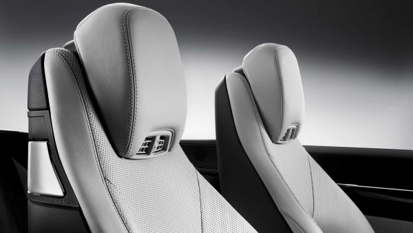 Една от фирмените джаджи на кабриолетите на Mercedes е системата "Въздушен шал" (Airscarf).Тя отвежда топлия въздух от нишата между облегалката за глава и облегалката на стола. На пръв поглед тази идея е отлична, тъй като предпазва шията при пътуване със свален покрив.

Самият факт, че нито един от конкурентите, не използва тази технология, е достатъчно показателен, че тя е напълно безполезна. Първо, тя не гарантира пълно предпазване от студа. И второ - със свален покрив се кара само при хубаво време. При лошия условия навън кабриолетът е с покрив или си седи в гаража.