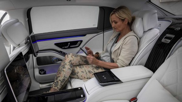 Новите модели на Mercedes-Benz разполагат с безкабелно зарядно за смартфон не само до шофьора, но и на задния ред. И това изглежда като класически случай, в който то е поставено там само, защото това е възможно.

Пътникът на втория ред не се нуждае от това. Той няма да кара колата, което означава ,че смартфонът ще е в ръцете му. И тогава няма как да го зареди без кабел. А да го остави и да чака да се зареди след време, няма особен смисъл. Използването на стандартно зарядно ще е далеч по-удобно.