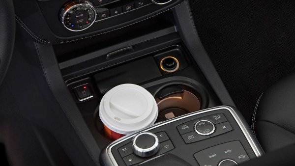 Това не е изобретение на Mercedes-Benz, но през последните години именно модели на производителя от Щутгарт често предлагат подобно опция. На теория тази функция е много удобна, но на практика едва ли някой я ползва наистина.

Първо, тези термо-поставки за чаши трудно работят със съдове, които плътно прилепват до стени. Второ, подгряването и охлаждането отнема прекалено много време и така тази функция е полезна само при дълги пътувания. А при повечето хора те са едва няколко пъти в годината.