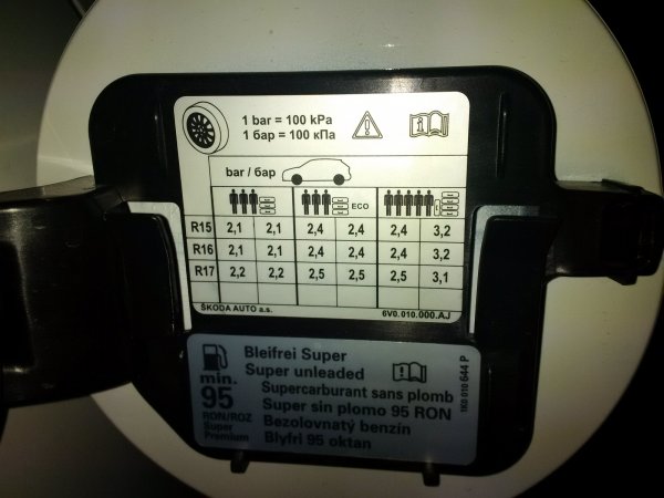 Основната причина в случая е прекомерното налягане в гумите. Проблемът се решава чрез нормализиране на налягането. Разбира се, това няма да възстанови протектора, но колелата ще могат да служат известно време. Стикерът за препоръчително налягане на гумите обикновено може да се намери от вътрешната страна на капака на резервоара за газ или в отвора на вратата на водача.
