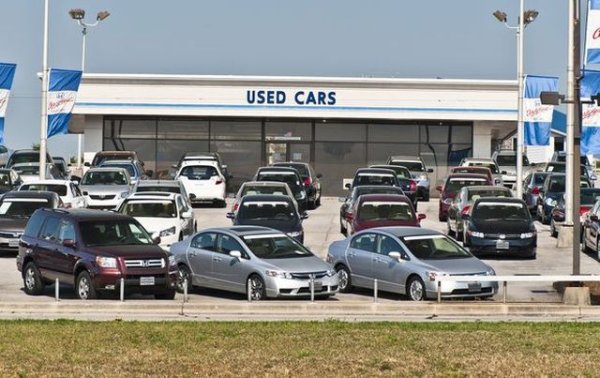 Потърсете го в публичните регистри или дали е член на дадена асоциация. Ако става дума за онлайн фирма, проверете имената на нейния директор, адреса на офиса и телефона там. В сайта проверете общите условия, както и правилата на гаранцията и възможността за връщане на купената кола. Важно е всичко да е написано коректно и без правописни грешки.
При покупка онлайн имате 14 дни период на размисъл, през който може да я върнете. Освен ако не е правена специално за вас според ваши изисквания. Можете да се свържете и с местни потребителски организации, за да проверите дали няма оплаквания срещу този търговец. Не се притеснявайте да се обадите и по телефона, за да проверите стандарта на обслужване на клиентите.
