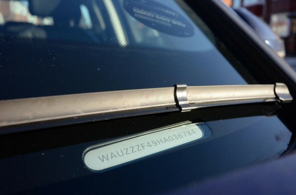 Поискайте информация за всички характеристики на колата - сериен номер, копие на документите за собственост, показанията на километража и фактура за покупката. Избягвайте продавачите, които ви дават повърхностни и уклончиви отговори на подобни въпроси. Проверете дали колата се продава с всички оригинални документи. Поискайте документи за всичките ремонти на колата. Не приемайте да ви ги изпратят по-късно.
