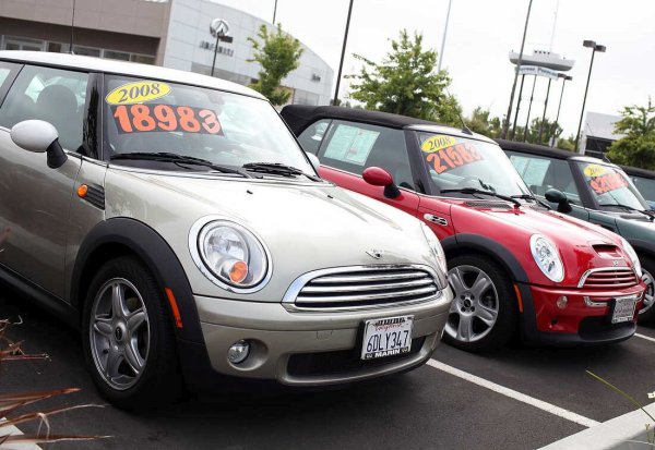 Бъдете особено внимателни, особено ако става дума за кола втора ръка. Ако офертата изглежда прекалено хубава, за да да е истина, има вероятност да не е. В повечето страни може да се консултирате за оценка на автомобила в автоклубове или асоциации на автокъщи (доставчици).
