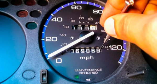 Превъртането на километража се прави, за да се повиши цената на колата. Преди покупката продавачът трябва да се съгласи на проверка. В някои държави това може да се направи и онлайн (Белгия, Швеция, Великобритания, Холандия и Унгария).
