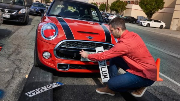 Това предполага, че предложеният за продажба автомобил взима &bdquo;идентичността&rdquo; на друга вече регистрирана кола. Сигнал за подобен случай би ви било, че цената е много по-ниска, отколкото за сравними коли, както и грешки в документацията, белези от поправяне на регистрационната табела. За клонирането може да разберете чак когато получите акт за превишена скорост или неплатен паркинг от място, където никога не сте били.
