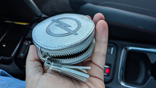 Това със сигурност не е френски стил: на дизайнерите кое знае как им е хрумнала идеята за този необичаен калъф за ключа