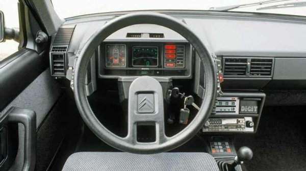 Пленителните неща в Digit , както подсказва името му, обаче са неговите цифрови броячи, доставени от Jaeger. Дисплеят с течни кристали показва оборотите на двигателя с хоризонтална линия. Скоростта се изобразява във всички цифри и с чертеж на път в перспектива, който се простира все по-далеч с увеличаване на скоростта.

За да завърши този разврат от технологии, BX е оборудван и с радиокасетофон Pioneer с мощност 2X20W и пет високоговорителя, както и - върхът на изтънчеността - бордови компютър с петнадесет функции! Ако с поглед назад това може да предизвика усмивка, BX Digit и неговото оборудване бяха взети на сериозно от конкуренцията в средата на 80-те години.

