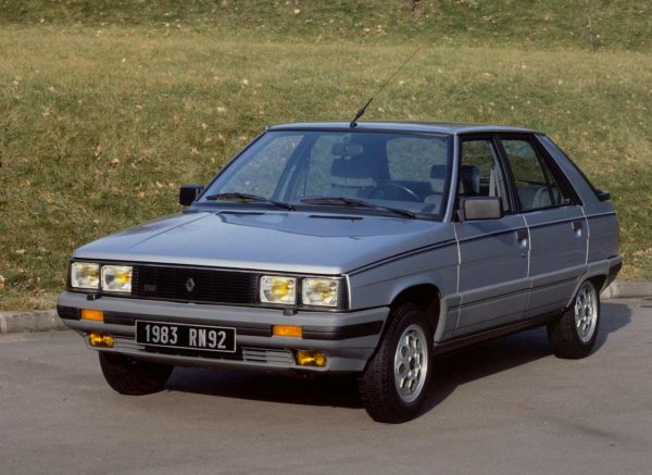 Един френски модел, който отива дори по-далеч от BX Digit по отношение на джаджите, това е Renault 11 Electronic. На пръв поглед дизайнът е също толкова остарял, макар и по-малко отличителен. Истинският спектакъл се случва, щом се качите на борда.

Още преди да тръгнете на пътя и да видите как течнокристалните уреди оживяват, синтетичен глас ще ви напомни, ако не сте затворили правилно вратата си или ако има някаква аномалия. Веднъж потеглили, пред изумените ви очи ще откриете поредица от уреди със зелен и оранжев фон и бежови индикации. 
