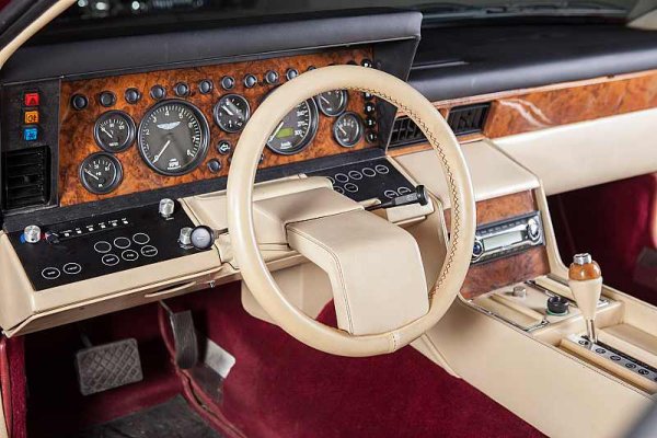 Интериорът му е изпипан в добрия английски стил, комбинацията от дърво и кожа е супер, но и тук дизайнът е футуристичен. Формите са ъгловати, воланът е само с една спица като при Citro&euml;n.

Първото поколение все още нямат "движещи се" уреди, както ще видим по-късно. Вместо това има червени индикации на черен фон, малко като будилник. С напредването на ретро моделите и разработките, те ще еволюират към екрани със зелена типография и индикации, които се движат като при тривиалните Renault или Opel.
