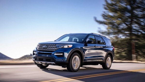Някога всъдеходът Ford Explorer нямаше в гамата си двигател с обем под 4,0 литра, а най-големият беше 5,0-литров V8. След появата на петото поколение през 2010 г. започна борба за намаляване на теглото и икономия на гориво и съответно всичко се преобърна с главата надолу. Рамата, раздатъчната кутия с понижаващи предавки и V8 двигателите отидоха в историята.

Дължината от 5 метра се запази, но под капака промяната беше огромна. Вместо базовия 4,0-литров V6 беше поставен 2,0-литров EcoBoost с мощност 240 к.с. (за варианта с предно предаване). Версията с 4х4 получи 2,25-литров мотор с 280 коня. Той беше поставен и на новия Explorer, както и на пикапа Ford Ranger за пазара в Щатите. 