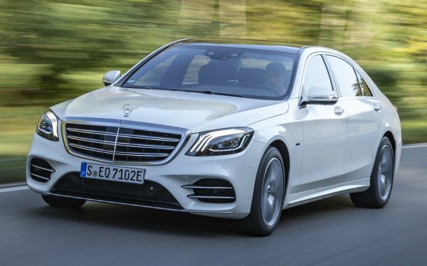 В подобно положение е и флагманът на Mercedes-Benz - лимузината S-Class, която се предлага с дизелов двигател с обем 2,2 литра. Редовият мотор с 4 цилиндъра се появи в гамата на модела още през 2008 г., а при последната генерация на модела (W222) е част от хибриден агрегат, поставян на модификацията S 300 BlueTec HYBRID. Съвкупната мощност на системата в случая е 204 к.с. и 500 Нм въртящ момент, като разходът на гориво (смесен) е само 4,4 л/100 км, а ускорението от 0 до 100 км/ч отнема 7,0 секунди.