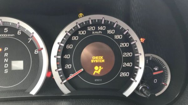 Индикаторът мига или остава включен, като сигнализира на водача за неизправност. Освен това иконата може да мига на различни интервали. Декодирането на тези кодове може да се намери в инструкциите за автомобила. Можете да управлявате колата, но в случай на катастрофа водачът или пътниците могат да бъдат сериозно наранени. 