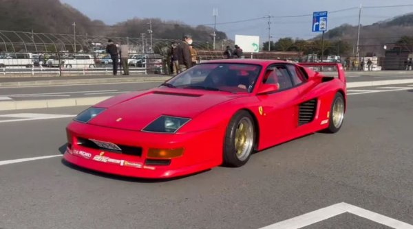 Необичайният тунинг на суперавтомобили достига своя връх през 80-те години, когато богатите собственици са готови да плащат внушителни суми, за да притежават най-дивата или най-мощната кола. Един от най-екстремните примери за това е Koenig Ferrari Testarossa, който предлага 1000 конски сили чрез използването на Twin Turbo. Каросерията е преработена, за да изглежда по-близо до F40, а клиентите могат да избират произволен брой персонализации, за да направят колата по-лека, по-луксозна или и двете.

Въпреки това, точно толкова бързо колата изпада в немилост. До 90-те години се смята за смехотворно остаряла. Пуристите на Ferrari биха вирнали носа си пред такава кола, а творенията на Вили Кьониг са възприемани като мърляви и демоде от почти всички останали. През последните години обаче се наблюдава леко възраждане на популярността на Koenig Specials, въпреки че разцветът им несъмнено е отдавна отминал.
