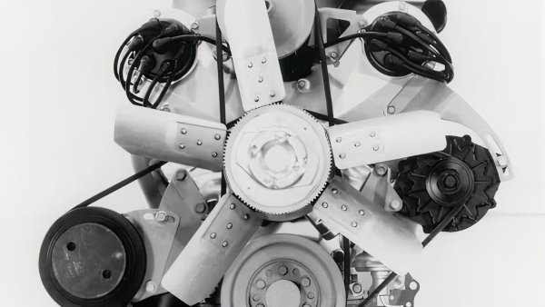 Един от тези прототипи е 60-градусов V12 двигател с един верижен горен разпределителен вал на всеки цилиндров блок. Той трябваше да бъде агрегат, ориентиран към бъдещето - всъщност той е роден от програмата за развитие на Cadillac V-Future. Неговият блок  и цилиндровите глави са направени от алуминиева отливка по техника, изобретена от Cadillac, която разчита на алуминий с високо съдържание на силиций, инжектиран в стоманени дискове под значително налягане, за да подобри устойчивостта на повърхността на двигателя към прекомерно износване на буталата. 