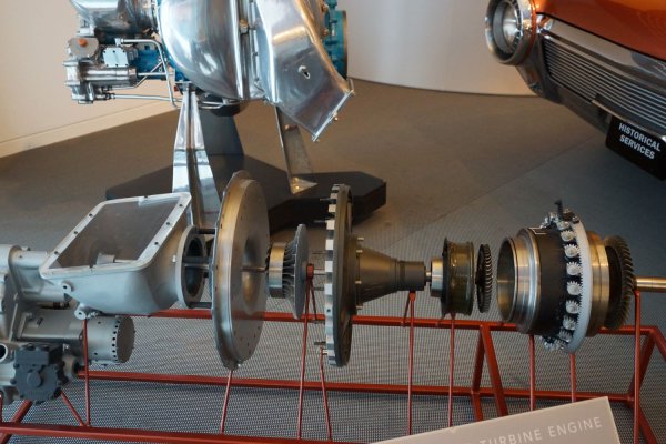 Третият мотор, наречен CR2A, използва Dodge Dart като тестово муле и е подложен на тестване при тежки метеорологични условия. Четвъртото въплъщение беше известният Chrysler Turbine Car, който е плакат на амбициите на марката с газово-турбинни двигатели. Chrysler продължава да развива и усъвършенства технологията до края на 70-те години на миналия век, създавайки тестови мулета от 7 различни марки под чадъра на FCA. Промяната на регулациите за емисиите, високия разход и безброй други проблеми слагат край на проекта за газова турбина.