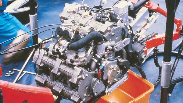 Конвенционалният двигател с вътрешно горене използва кръгли бутала, които се различават по размер и дизайн, но всички двигатели, с изключение на странностите като турбинните двигатели на Chrysler, разполагат с кръгли бутала. Въпреки това, Honda променя дизайна на двигателя през 70-те години на миналия век за своята серия мотоциклети V-Four. Двигателят, който японският автомобилен производител произвежда, е четиритактов, четирицилиндров двигател, който разполага с буталата с овална форма, придружени от два свързващи пръта, а не единичен свързващ прът, използван в конвенционален двигател. 