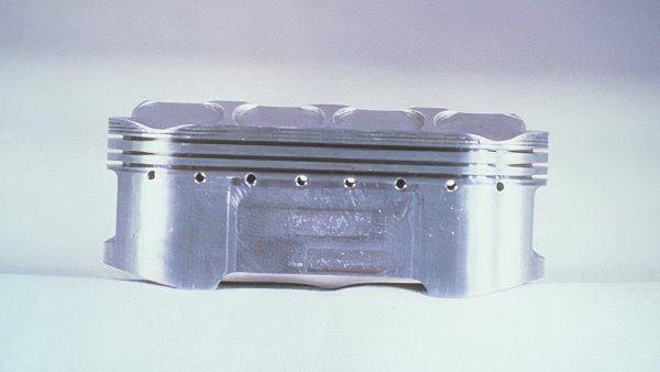 Предимство на странната конфигурация на буталото е увеличената повърхност, което води до по-голяма компресия и от своя страна до повече мощност. Тази увеличена повърхност също позволява използването на по-голяма смес въздух-гориво, друга характеристика, която допринася за генерирането на повече мощност. Въпреки това, колкото и вълнуваща да беше перспективата, тези двигатели бяха ефективно повредени и измъчвани от проблеми. 