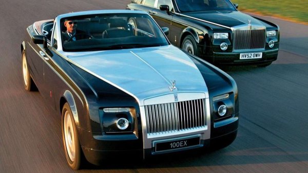 Rolls-Royce Phantom е витрината на британската луксозна автомобилна марка и в продължение на много години разчита на силата, осигурена от V12 двигател. Въпреки това, в началото на 2000-те години Rolls-Royce представи концептуален автомобил &ndash; 100 EX, който дебютира на Международното автомобилно изложение в Женева през 2004 г. Въпреки че стилът му не беше нещо, което не е виждано от Rolls-Royce, двигателят му беше. Под капака имаше 9,0-литров V16 двигател, съчетан с шестстепенна автоматична скоростна кутия. Въпреки че нямаше проблеми с V12, който беше използван до този момент, в Rolls-Royce решиха, че V16 би примамил повече клиенти от V12, а  също така ще предложи повече мощност.