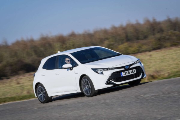 Най-продаваният автомобил в света! Toyota Corolla е константа от 1966 година насам. В течение на 12 поколения до момента, тя е натрупала продажби от около 50 милиона бройки, издухвайки легенди  като Ford Model T и Volkswagen Beetle. Макар и рядко вълнуваща, Corolla си заслужава мястото сред най-добрите автомобили от Япония, защото се харесва на толкова много купувачи.

Това е кола, която се е развивала в съответствие с изискванията на клиентите, така че еволюира непрекъснато през целия си живот. Това доведе до приемането на хибридна технология преди повечето конкуренти. Toyota поддържа продажбите, като предлага Corolla на огромен брой пазари.