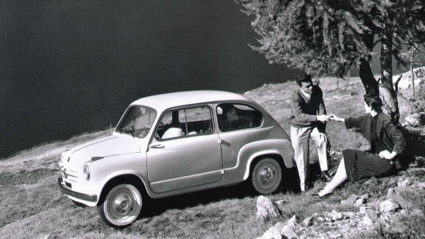 Днес малко хора помнят Fiat 600, въпреки че той е много популярен в Италия след 1955 година. Както и зад пределите на Ботуша: малолитражката с мощност 23 коня се произвежда също така в Германия (NSU Jagst), Австрия (Steyr-Fiat), Испания (Seat) и Югославия (Zastava). Макар че в родината си Fiat 600 е свален от поточната линия през 1969 г., производството му в други страни продължава до 1985 г.