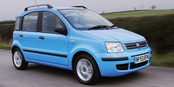 За малък компактен автомобил, Fiat Panda предлага най-доброто съотношение цена-качество. Има красив външен вид, придружен от добро шаси, но това е всичко, което моделът може да предложи.

Този мини-SUV изобщо не е приятен, когато трябва да са качвате в него. Малкият интериор кара шофьорът да се чувства, сякаш кара кутия. А никой не иска да прави подобно нещо. Двигателят също е слаб, което е причина и за кошмарно бавното ускорение.