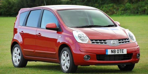 Повечето собственици на автомобили искат здрави седалки, но именно те създават и доста неприятно изживяване. Това се пълна сила важи за Nissan Note, който след дълго пътуване може да стане причина дори за посещение на лекар.

Интериорът на този малък модел е покрит с неприятна пластмаса, което прави автомобила още по-неприятен. Ако сте с ограничен бюджет и търсите кола от този клас, когато попаднете на Note от 2004 година, просто пропуснете и продължете да търсите.