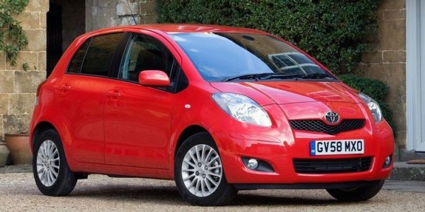 Toyota винаги се е гордеела със своите надеждни автомобили, в които успешно комбинира стил и комфорт. Това обаче не важи за второто поколение на Yaris, което се предлага като 5-местен хечбек с малък интериор и още по-малък двигател. 

Ако всички седалки са заети, човекът в салона със сигурност не се чувства добре. Той има достатъчно място за сядане, но не и за свободно движение. Пътуването на дълги разстояние на задния ред е много неприятно и неудобно.