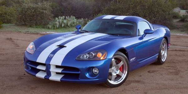 Суперколатга Dodge Viper SRT е известна с атмосферния си 8,0-литров V10 двигател. Това го прави един от най-шумните и най-неудобни автомобили за шофиране на големи разстояния. Освен, че издава силен звук, моторът генерарира и много топлина, като част от нея се изсмуква от бедния и евтин интериор на автомобила.

Съответно, в салона на колата стана твърде горещо, което се превръща в проблем, особено при пътуване на големи разстояния. Въпреки всички тези недостатъци, Dodge Viper все още е емблематична кола, която много от феновете на мощните автомобили биха желали да притежават.