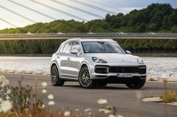 Най-мощната версия на Porsche Cayenne - Turbo S E-Hybrid бе показана преди дни. Мощността от 680 коня и 900 Нм въртящ момент не беше изненада: подобен двигател има в топ версията на Panamera. Увеличението от 130 к.с. спрямо версията Turbo позволи да се спечели само 0,1 сек при ускорението до 100 км/ч. Флагманът Cayenne прави това за 3,8 сек и е в състояние да развие 296 км/ч. Електрифицирането позволи на модела да блесне с разхода на гориво: Turbo S E-Hybrid консумира под 4 л бензин на 100 км в комбиниран цикъл, което прави Cayenne рекордьор сред "напомпаните" му конкуренти.
